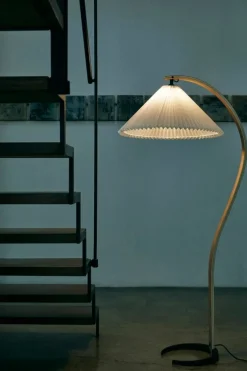 GUBI Timberline golvlampa, ek - björk - vit canvas