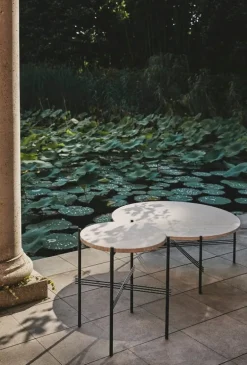 GUBI TS Outdoor sidobord, 40 cm, svart - vit travertin