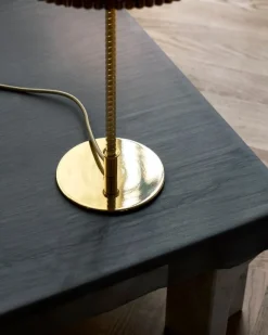 GUBI Tynell 9205 bordslampa, mässing - bambu