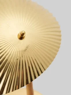 GUBI Tynell 5321 bordslampa, mässing - rotting