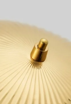 GUBI Tynell 5321 bordslampa, mässing - rotting