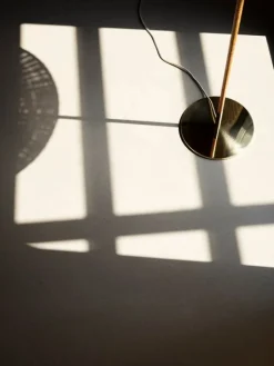 GUBI Tynell 9602 golvlampa, mässing - bambu