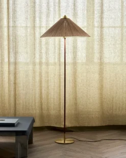 GUBI Tynell 9602 golvlampa, mässing - bambu