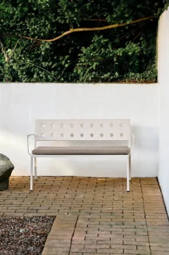 HAY Balcony bänk med armstöd 114 x 52 cm, kritbeige