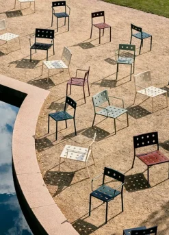 HAY Balcony matstol med armstöd, järnröd