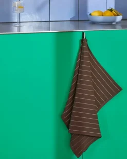 HAY Canteen kökshandduk, 52 x 80 cm, chokladbruna kritstrecksränder
