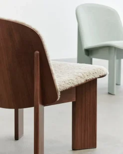 HAY Chisel fåtölj, Mohawi 21 fårfäll - lackerad valnöt