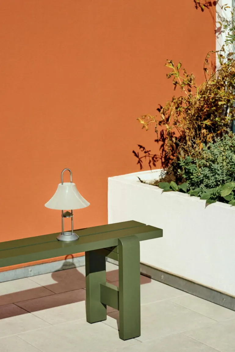 HAY Mousqueton bärbar bordslampa, ostronvit