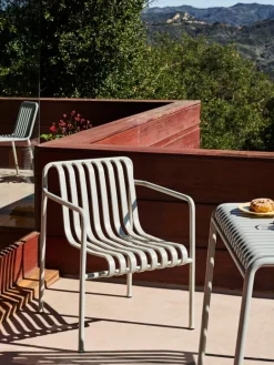 HAY Palissade matstol med armstöd, ljusgrå