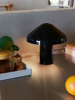 HAY Pao bärbar bordslampa, mjuk svart