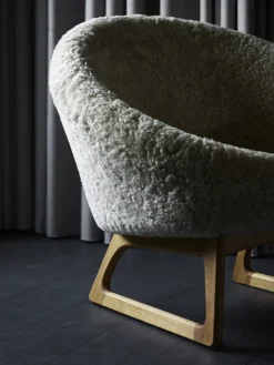 Klassik Studio Tub fåtölj, Moonlight fårskinn - oljad ek