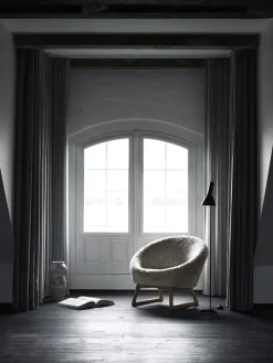 Klassik Studio Tub fåtölj, Moonlight fårskinn - oljad ek