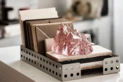 Kosta Boda The Rock ljuslykta, 91 mm, rosa