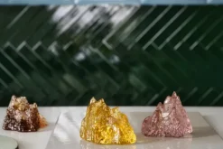 Kosta Boda The Rock ljuslykta, 91 mm, rosa