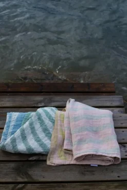 Lapuan Kankurit Metsälampi badlakan, vit - grön - regnblå