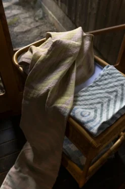 Lapuan Kankurit Metsälampi badlakan, vit - grön - regnblå