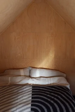 Lapuan Kankurit Metsälampi, filt, 130 x 200 cm, vit - grå - svart