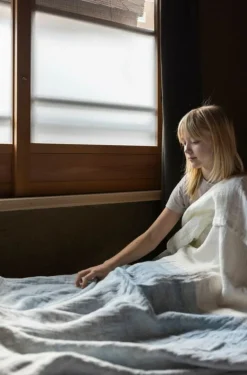 Lapuan Kankurit Saari bordsduk/filt, 145 x 200 cm, vit - blå