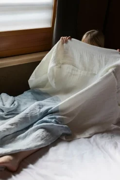 Lapuan Kankurit Saari bordsduk/filt, 145 x 200 cm, vit - blå