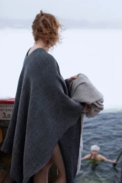 Lapuan Kankurit Terva poncho, 95 x 135 cm, svart - linne