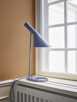 Louis Poulsen AJ bordslampa, mattblå