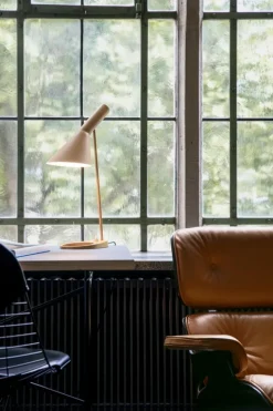 Louis Poulsen AJ bordslampa, varm sand