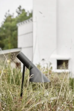 Louis Poulsen AJ Garden ljuspollare, kort, 3000 K, ankarfäste utan adapter