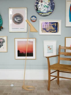 Louis Poulsen AJ golvlampa, varm sand