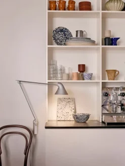 Louis Poulsen NJP vägglampa, lång arm, ljusgrå