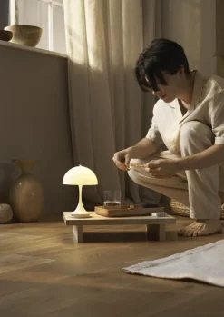 Louis Poulsen Panthella 160 Portable V3 bordslampa, opal beige