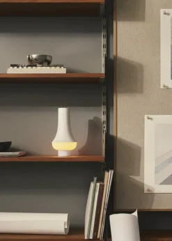 Louis Poulsen Tomoshi bärbar bordslampa, vit