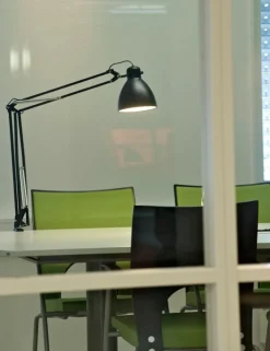 Luxo L-1 skrivbordslampa, svart