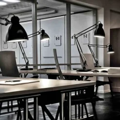 Luxo L-1 skrivbordslampa, svart