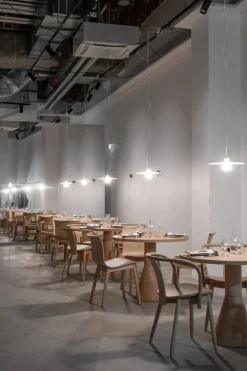 Massproductions Draft matbord, bok