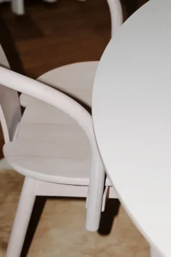 Massproductions Icha stol, vitoljad bok