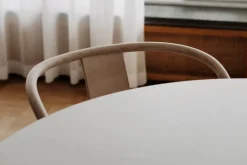 Massproductions Icha stol, vitoljad bok