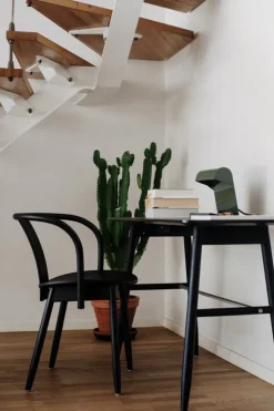 Massproductions Icha stol, svartbetsad bok