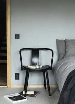 Massproductions Icha stol, svartbetsad bok