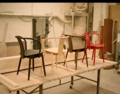 Massproductions Icha stol, svartbetsad bok