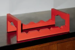 Massproductions Silo stapelbart vinställ, klarrödmålad bok