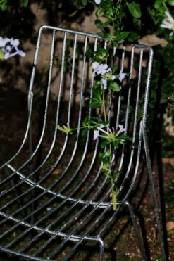 Massproductions Tio stol, varmförzinkad