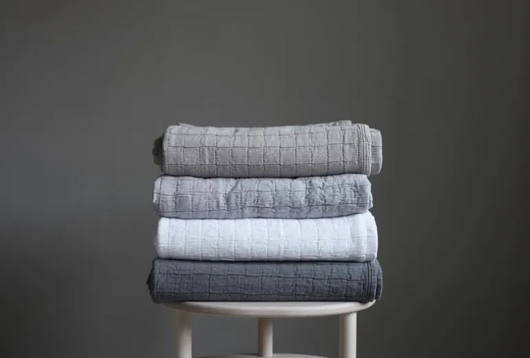 Matri Aava överkast dubbelsäng, 260 x 260 cm, ljusgrå