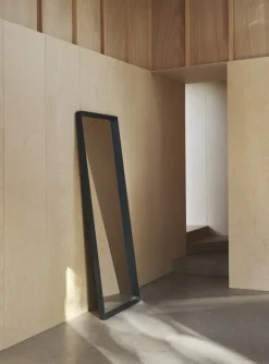 Muuto Arced spegel, 170 x 61 cm, midnattsblå