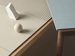 Muuto Couple soffbord, 40 x 84 cm, vågformad, ljusblå - mörk ek