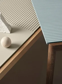 Muuto Couple soffbord, 40 x 84 cm, vågformad, ljusblå - mörk ek