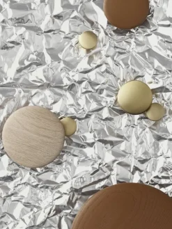 Muuto Dots Metal klädkrok, mässing