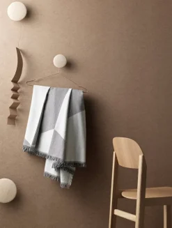 Muuto Dots Wood klädkrok, ask