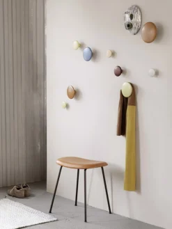 Muuto Dots Wood klädkrok, blekblå