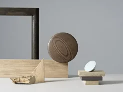 Muuto Dots Wood klädkrok, betsad mörkbrun