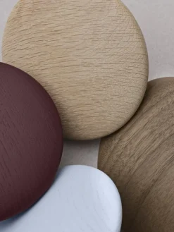 Muuto Dots Wood klädkrok, ljusblå